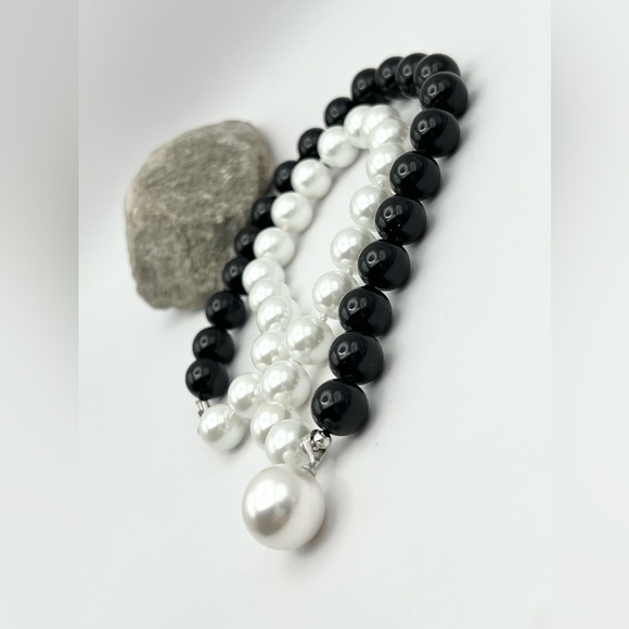 BLACK/WHITE SHELL PEARL NECKLACE - Picture 9 of 11